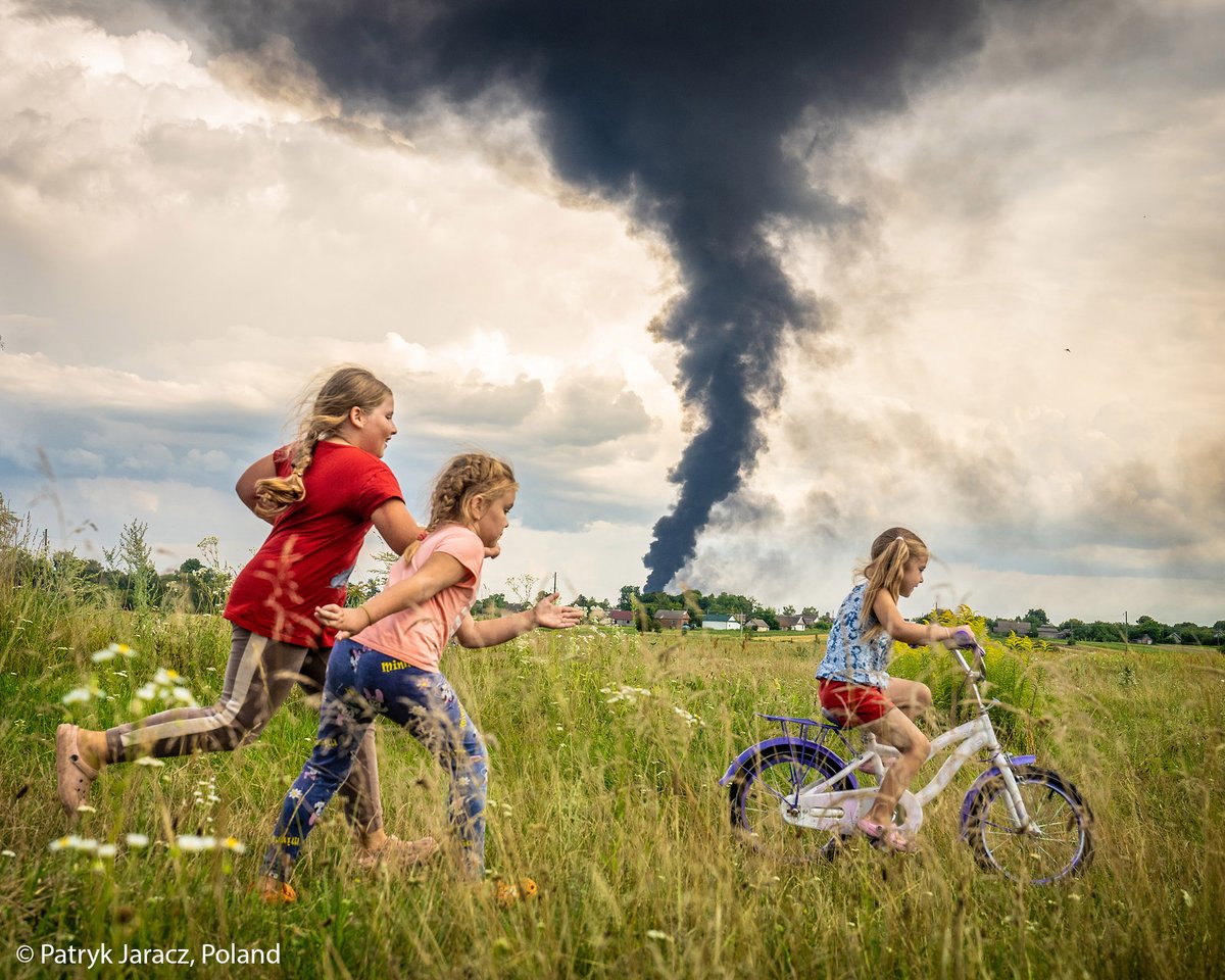 Congratulations to Polish photographer <a href="/PJaracz/">Patryk Jaracz</a> for winning <a href="/UNICEFgermany/">UNICEF Deutschland</a>'s Photo of the Year 2023.

“Under the dark clouds of war” draws attention to the realities of war faced by children in Ukraine.