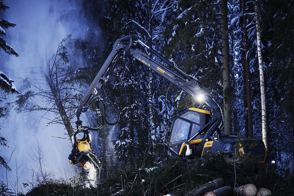 【设计分享】🎄Ponsse天蝎-森林伐木车，💛🖤黄黑撞色是 #工程机械 的典型配色，同样适用于户外产品和应急装备，不信去看看行业的对讲机和应急电源。/ 设计：芬兰PONSSE /来源：普象网 /#工程机械 #工业设计 #产品开发