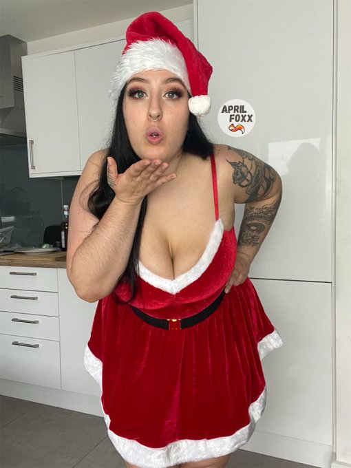 1 pic. Mrs Clause needs your magic stick to help save Christmas ???‍? https://t.co/pYC4LfK8He