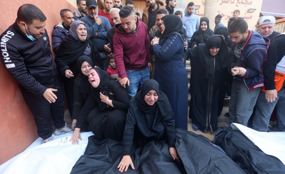 Hommes séparés de leurs familles, puis fusillés devant elles. Enfants et femmes enfermés dans une pièce où est jetée une grenade. L'ONU dénonce le 20 décembre, de nouvelles exécutions sommaires de civil(e)s par les soldats israéliens dans le nord de #Gaza.