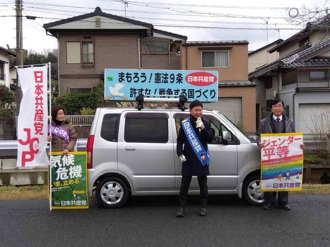 街頭演説中。左からむらほえりこ島根１区予定候補、大平、向田聡安来市議。