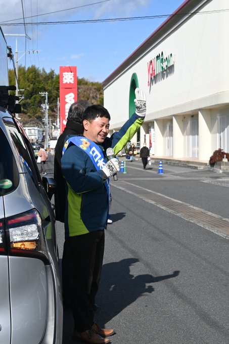 街頭演説中の大平。