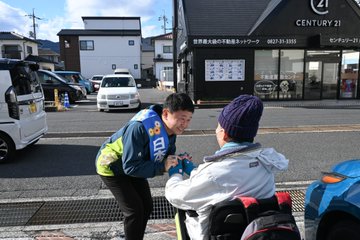 街頭演説に駆けつけてくださった支援者と握手を交わす大平。