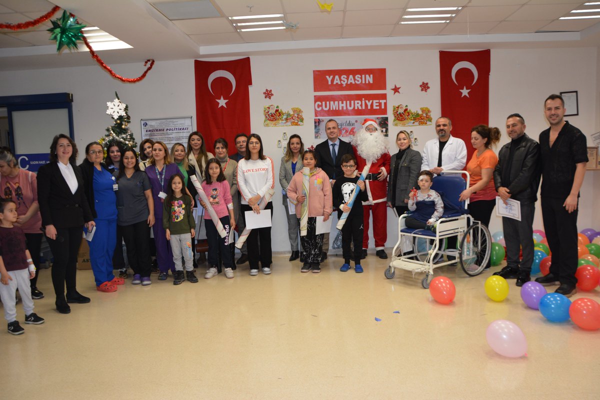 PAÜ Hastanesinde Hayırsever Saffet Girgin ve Tolgay Yılmaz ve Çiğdem Uğurlu Dayıoğlu'nun katkılarıyla Çocuk Hastalıkları kliniğinde yılbaşı kutlaması yapıldı . Emeği geçen herkese teşekkür ediyor herkese sağlıklı ve mutlu yıllar diliyoruz....