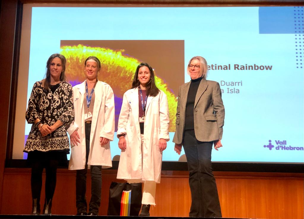 Vall d'Hebron (@vallhebron) on Twitter photo 📸 Ja tenim guanyadors del Concurs Fotogràfic 2023! En la categoria “Persones”, el Dr. Albert Salazar, gerent de #VallHebron, entrega el premi a Melissa Caicedo i en la categoria científica, la Dra. Begoña Benito, directora del <a href="/VHIR_/">Vall d'Hebron Institut de Recerca</a>, felicita Anna Duarri i Helena Isla.
👏🏻👏🏻👏🏻 📸 Ja tenim guanyadors del Concurs Fotogràfic 2023! En la categoria “Persones”, el Dr. Albert Salazar, gerent de #VallHebron, entrega el premi a Melissa Caicedo i en la categoria científica, la Dra. Begoña Benito, directora del <a href="/VHIR_/">Vall d'Hebron Institut de Recerca</a>, felicita Anna Duarri i Helena Isla.
👏🏻👏🏻👏🏻