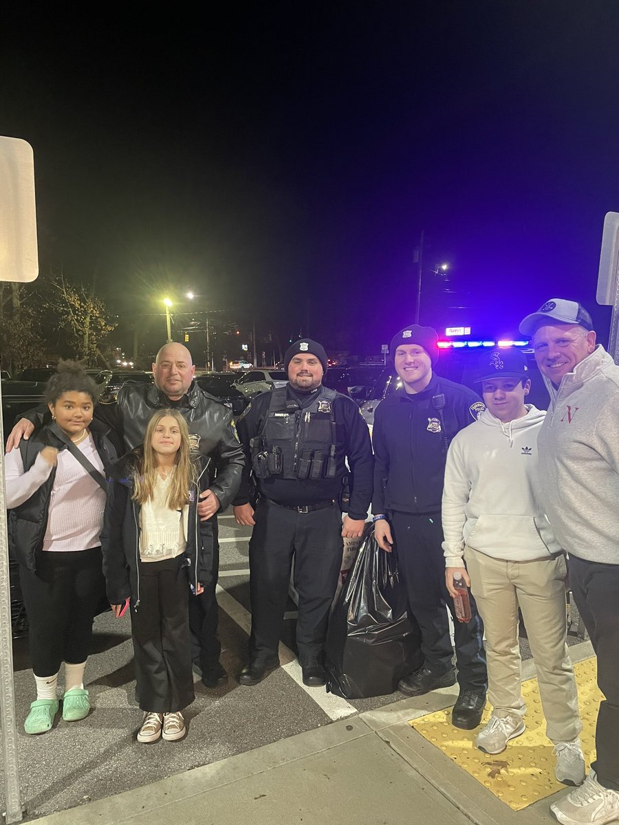 We were happy to again be part of the “Cram the Cruiser” Holiday Toy Drive with the FHS Hockey Boys Team. 🚔🎅🏼🎁 Thank you to everyone who donated and congratulations Framingham Flyers on their 4-2 win over the Natick Red Hawks!👏👏👏 @FHSFlyersSports