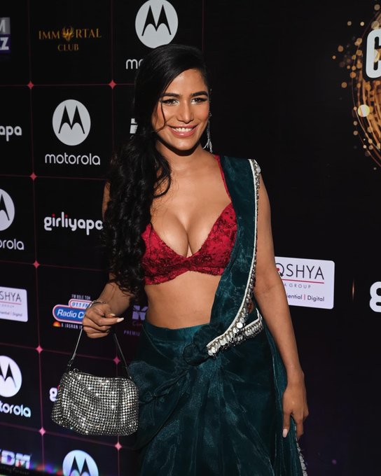 Saree state of mind. https://t.co/YoqlMHRyBU<a href="/tag/jaishreeram"class="tags"><span>#jaishreeram</span></a><a href="/tag/ayodharammandir"class="tags"><span>#ayodharammandir</span></a><a href="/tag/rammandirpranprathistha"class="tags"><span>#rammandirpranprathistha</span></a>