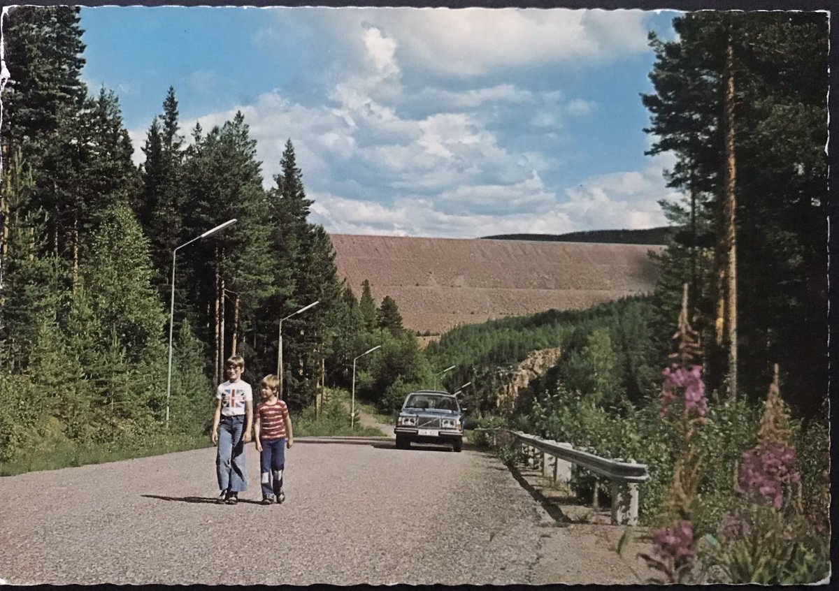 Dalarna. Trängslets kraftverk. Dammen har en höjd av 120 m med total volym 7,2 m3. Buggd av Stora Kopparberg. Trängselsjön sträcker sig sommartid in i Särnasjön och uppnår då en längd av 7 mil. Pls Rtwt.