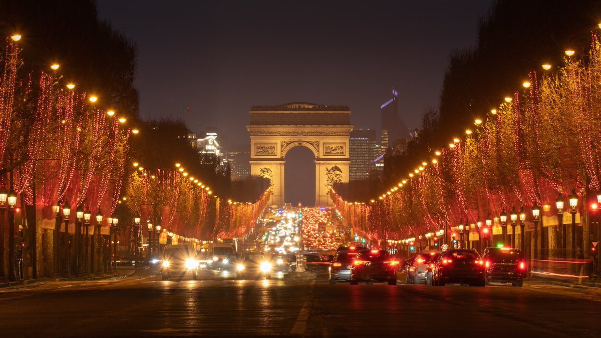 Avenue des Champs-Élysées dressed to impress...#ThrowbackThursday #WinterSolstice #Paris #Travel #thursdayvibes #holidayseason #France #architecture #ThursdayThoughts #holidaysarecoming #ArcdeTriomphe #ThursdayMood 📸 Pierre Blaché💖💞