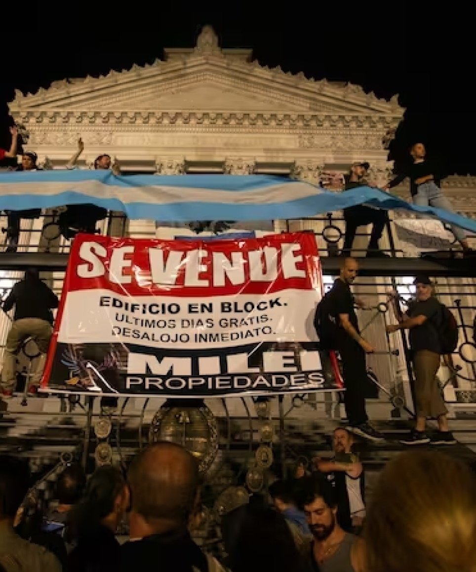 El cartel espontáneo de los termos. Se piensan que están en la cancha. Se les termino el curro delincuentes.