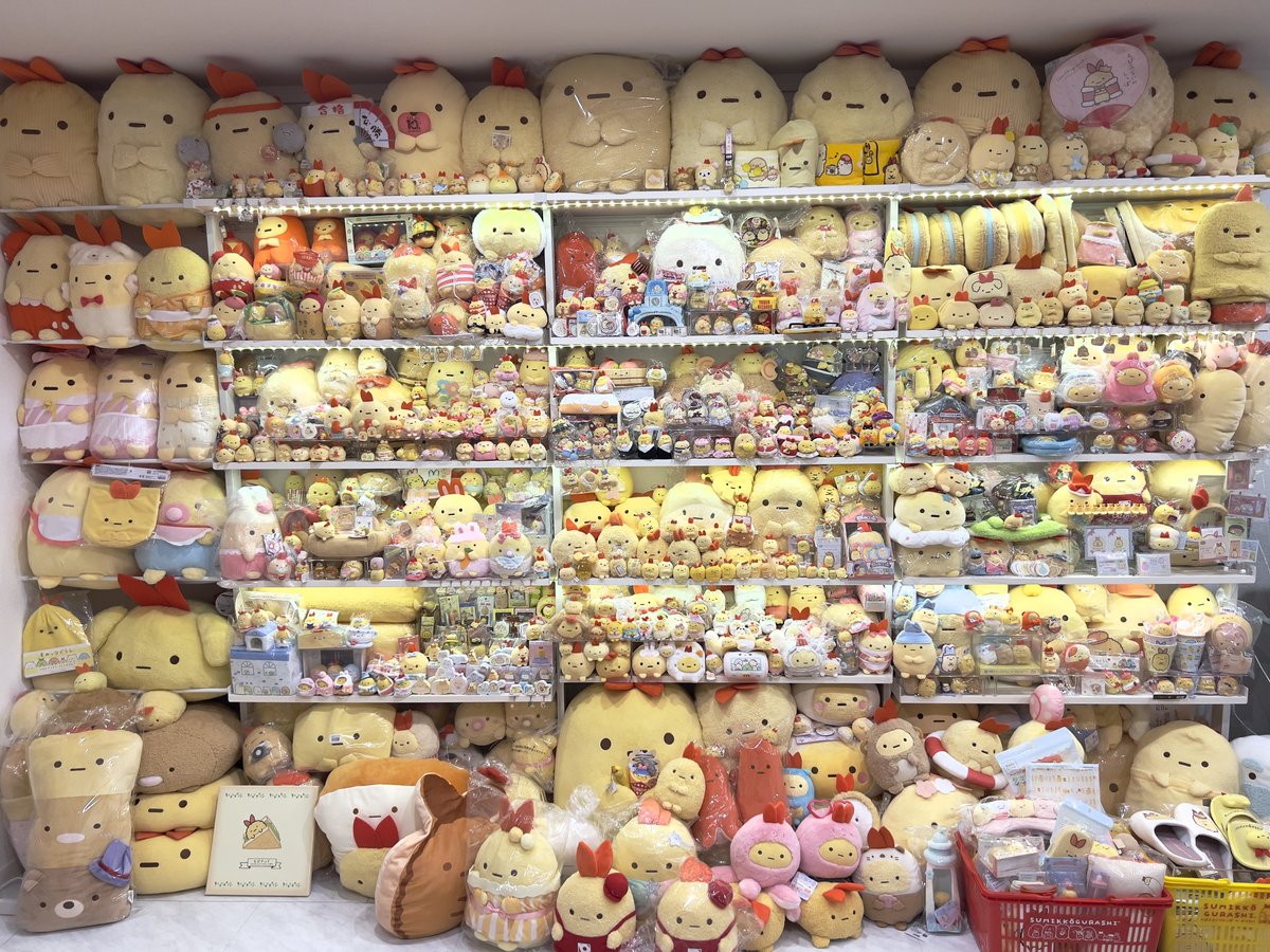 えびふらいのしっぽ集め始めて8年経ちましたが、皆さまのお力添えもあり、ぬいぐるみコンプリートを達成することができました😭😭🙏

えびてのりが出たのが14年2月、えびぬい10周年目前のタイミングで達成できて嬉しい！来年はみんなでえびちゃんお祝いしようぜ🫶🍤