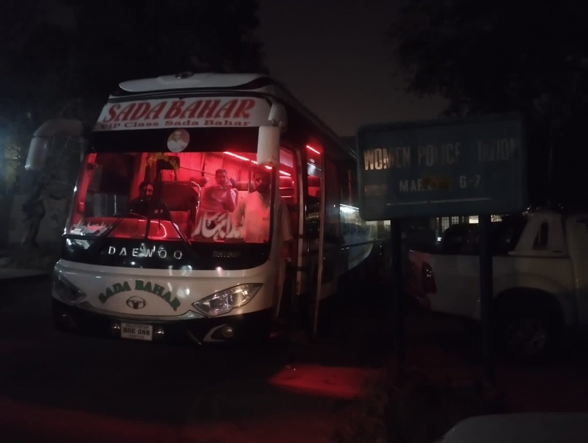 اسلام آباد پولیس نے ہمیں سٹیشن میں قید کر رکھا ہے، اور زبردستی کوئٹہ بیجنے کیلئے فورسسز کے باری نفری تعینات کر رکھی ہے ۔جب کہ ہم سب قانونی طور پر آزاد ہے، ہم عوام سے اپیل کرتے ہے کہ اس فاشسٹ ریاست کے جبر کے خلاف ہمارے ساتھ دیں۔
#MarchAgainstBalochGenocide