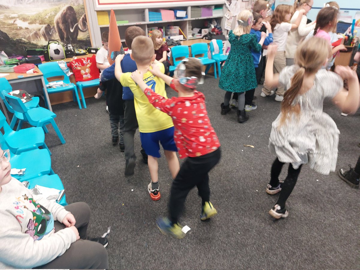 rjsyear3's tweet photo. There's some crazy dancing in this class 🤣 https://t.co/k1MEnsYXVx