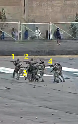 laencerronaperu's tweet photo. #EXCLUSIVO Nuevas imágenes muestran a militares apuntando sus fusiles al cuerpo de los manifestantes, a pocos metros de donde falleció Jhon Mendoza, el fatídico 15 de diciembre del año pasado en Ayacucho.

Abrimos hilo🧵 https://t.co/FwC0WOwuI6