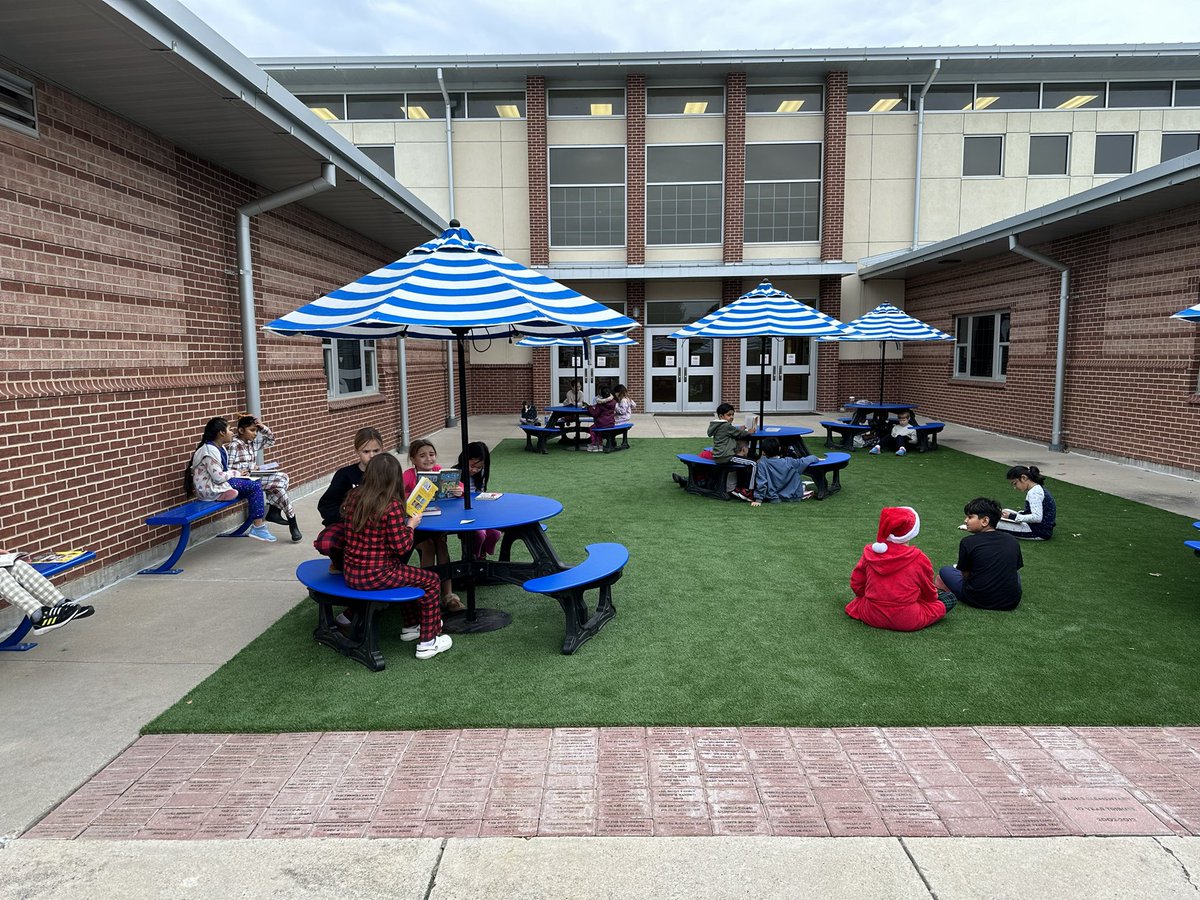 Miss Jarrell’s and Mrs. Cummins’ classes are enjoying some fresh air and reading time on our last day before Winter Break. @3rdSparks <a href="/SparksElemFISD/">Sparks Elementary</a>  <a href="/C_E_Dellinger/">CarrieDellinger</a> #3rdgradereaders