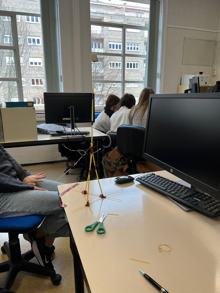 Hoy hemos tenido VISITAS INTERNAS A CICLOS FORMATIVOS de nuestro instituto para el alumnado #4ESO y #1Bachillerato. Gracias al Dpto Orientación por coordinar esta jornada y a todos los departamentos por mostrar qué hacen y las posibilidades laborales FP. #iessanchezlastra #FP