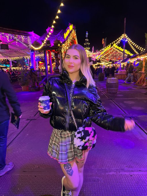 winter wonderland ❤️❤️ @lola0F @lowrirose @BbygirlRoos https://t.co/twepE8yK17<a class="tags" href="/tag/lola0f">@lola0f</a><a class="tags" href="/tag/lowrirose">@lowrirose</a><a class="tags" href="/tag/bbygirlroos">@bbygirlroos</a><a href="/tag/sidemencharitymatch"class="tags"><span>#sidemencharitymatch</span></a>