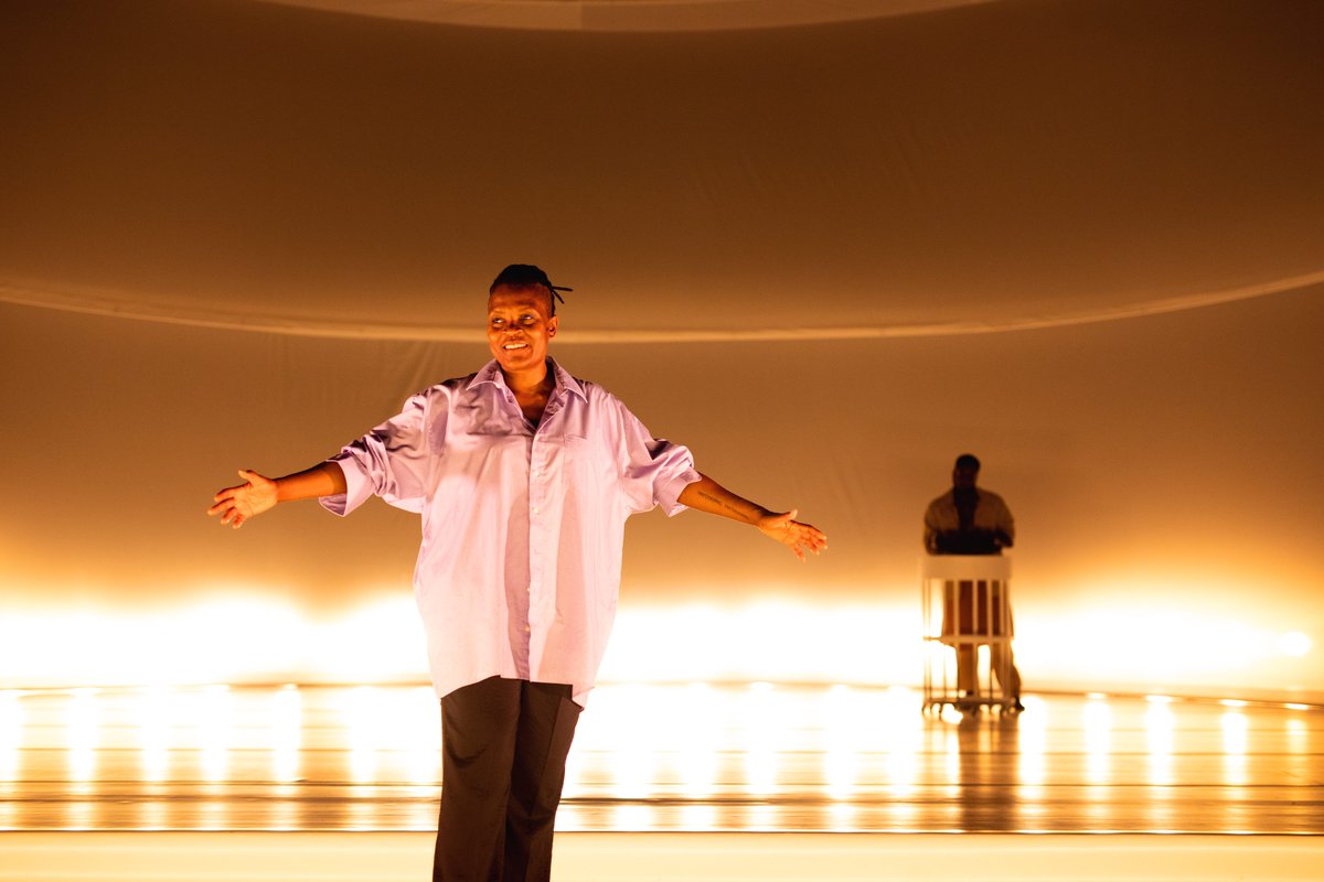 Wie zijn onze verzetshelden? Romana Vrede en OTION herdefiniëren in de voorstelling 'Tijd zal ons leren' het woord ‘held’ en vertellen onbekende verhalen van de helden tijdens onze koloniale tijd. Kijk de live registratie zaterdag om 23.00u, NPO 2. Meer: vpro.nl/tzol