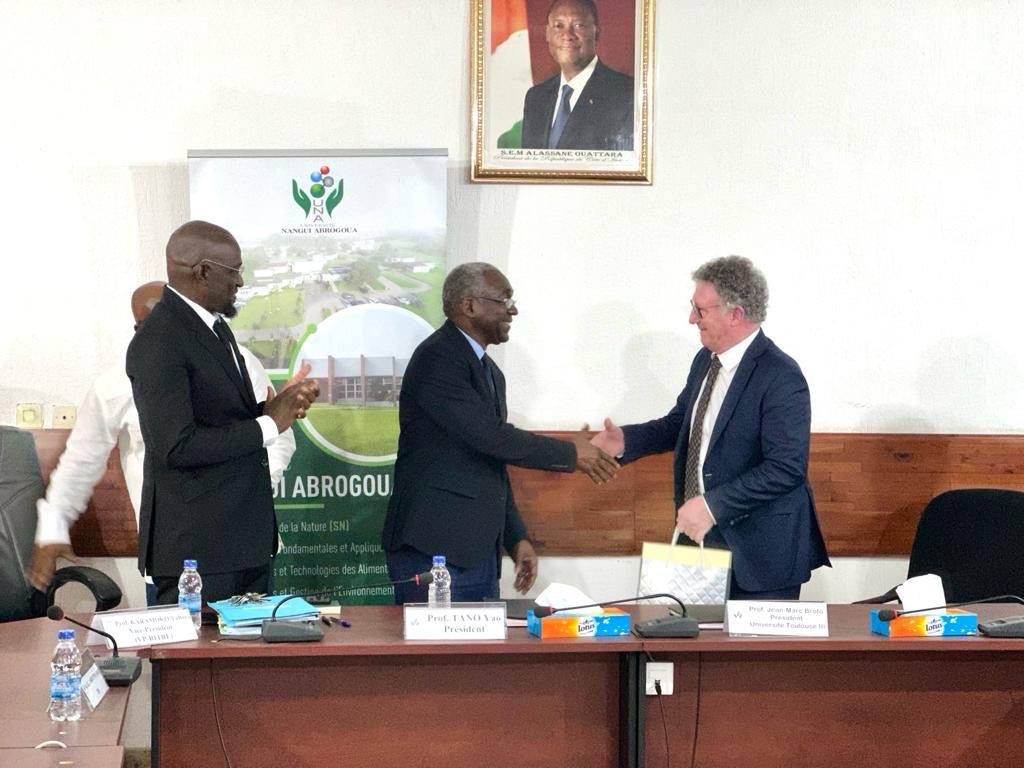 Cette visite a été l'occasion pour l'université de signer un accord #MoU avec l'université Nangui Abrogoua. Accord signé par le Président de l'UT3 et @Prof_TanoYao, président de l'@univ_na, en présence du vice-président de l'université ivoirienne, le professeur Karamoko Yahaya