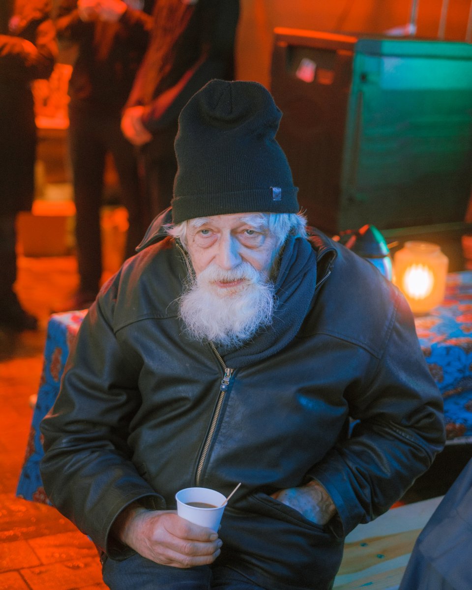 Saamhorigheid, verbinding en hopelijk snel ook verandering! Gisteravond, afgelopen nacht en vanochtend hielden we met tal van betrokken mensen een nieuwe Recht op Rust-actie. Pal voor het stadhuis aan de Coolsingel in Rotterdam.