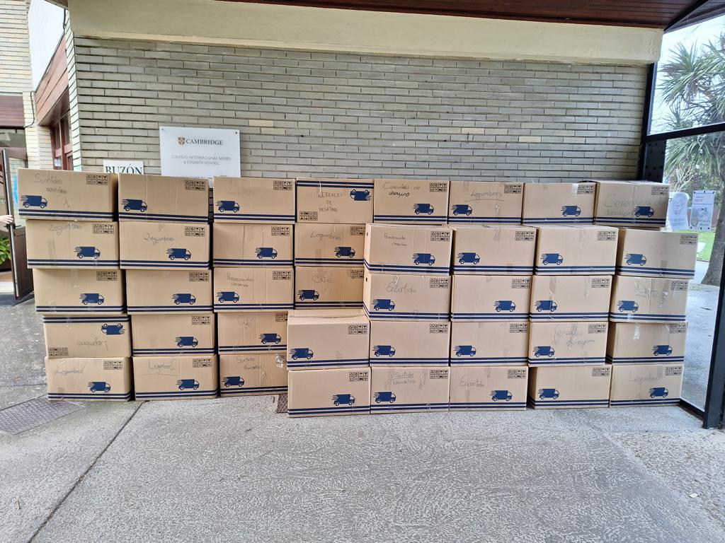 ColegioMeres's tweet image. No podríamos estar más orgullosos de nuestra #ComunidadMeres 😀💖 Este año hemos conseguido donar más de 2.000 KILOS DE ALIMENTOS que ya entregamos en La Cocina Económica de Oviedo con la ayuda de la empresa mierense Transportes Marcos 📦🚚 ¡MUCHÍSIMAS GRACIAS A TODOS!