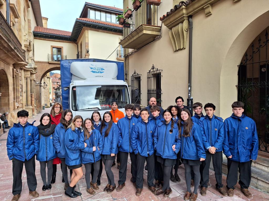 ColegioMeres's tweet image. No podríamos estar más orgullosos de nuestra #ComunidadMeres 😀💖 Este año hemos conseguido donar más de 2.000 KILOS DE ALIMENTOS que ya entregamos en La Cocina Económica de Oviedo con la ayuda de la empresa mierense Transportes Marcos 📦🚚 ¡MUCHÍSIMAS GRACIAS A TODOS!