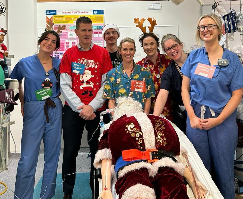 1/2 Our trainees took charge for our Christmas simulation in @MaterTrauma and put @SineadArdle @dbreslin @EduardTurcuman @drgeroconnor through their paces. Poor #SantaClaus fell off a roof. But to reassure all the boys and girls….