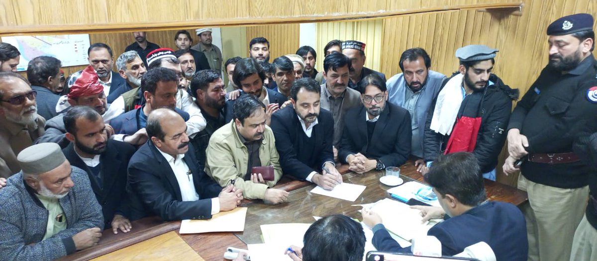 QWP_PK's tweet photo. ملی رہبر آفتاب خان شیرپاؤ نے این اے 24 اور صوبائی چئیرمین سکندر خان شیرپاؤ نے پی کے 62 سے کاغذات نامزدگی جمع کروا دیے
#QWP #QWPisFuture #Vote4QWP #Elections2024 #ElectionCommission https://t.co/7e9Xcm7EFm