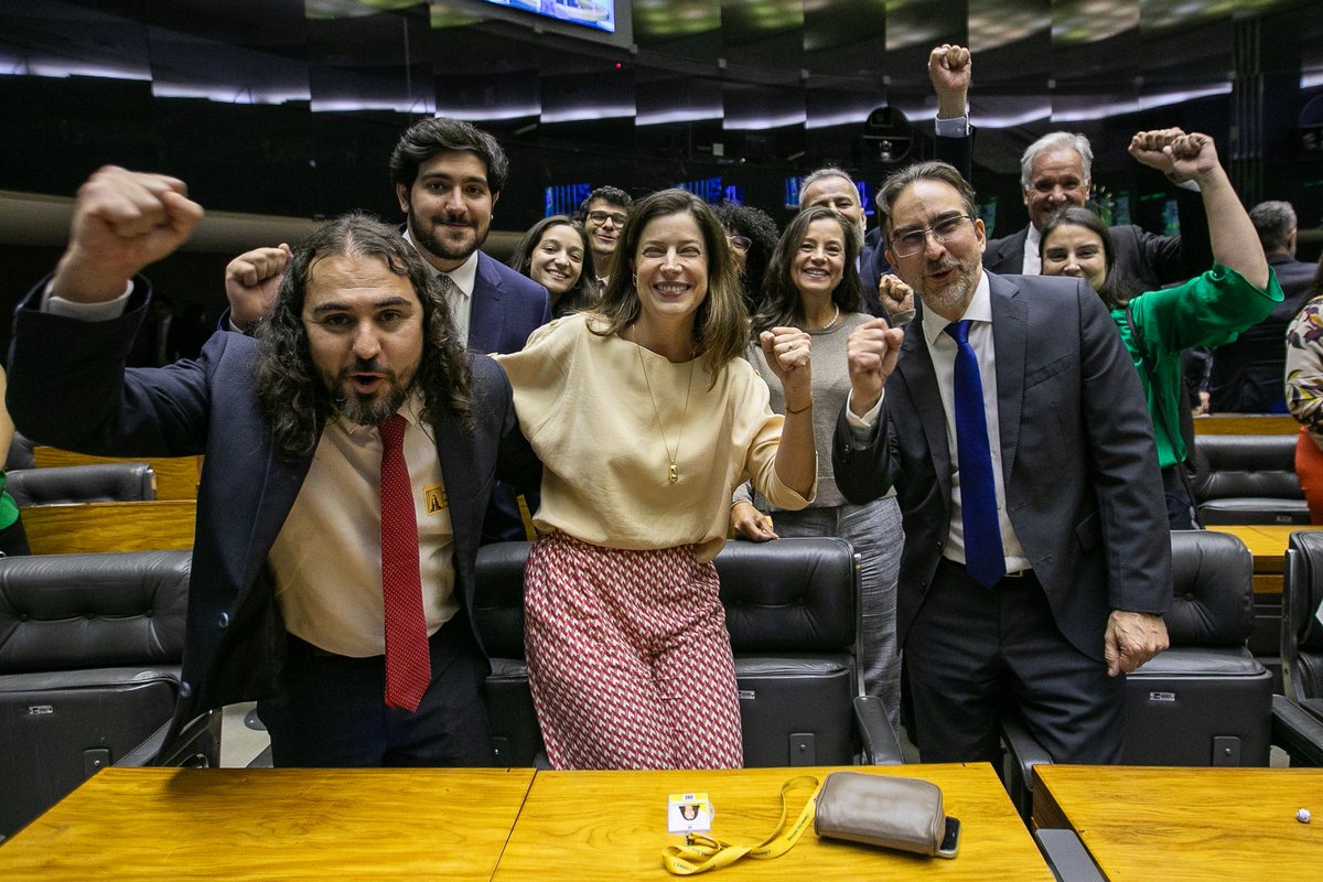 Bom dia! Ressaca boa. Sentimento de dever cumprido: Reforma Tributária promulgada no Congresso. Agora é recarregar as baterias porque 2024 será mais um ano de muitas realizações.
