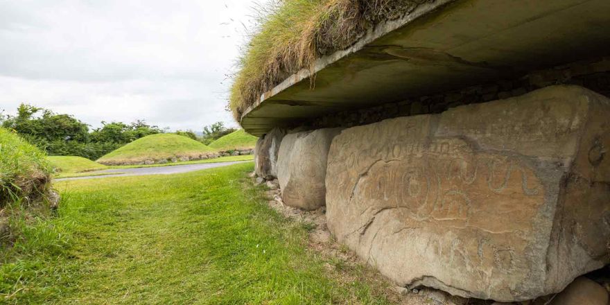 'The megalithic art of the passage tombs at Knowth, County Meath' - now available #OpenAccess @dri_ireland 

📖This volume in our Excavations at #Knowth series presents a complete catalogue of the 390 recorded carved stones at Knowth 

👀ria.ie/news/publicati…

#WinterSolstice
