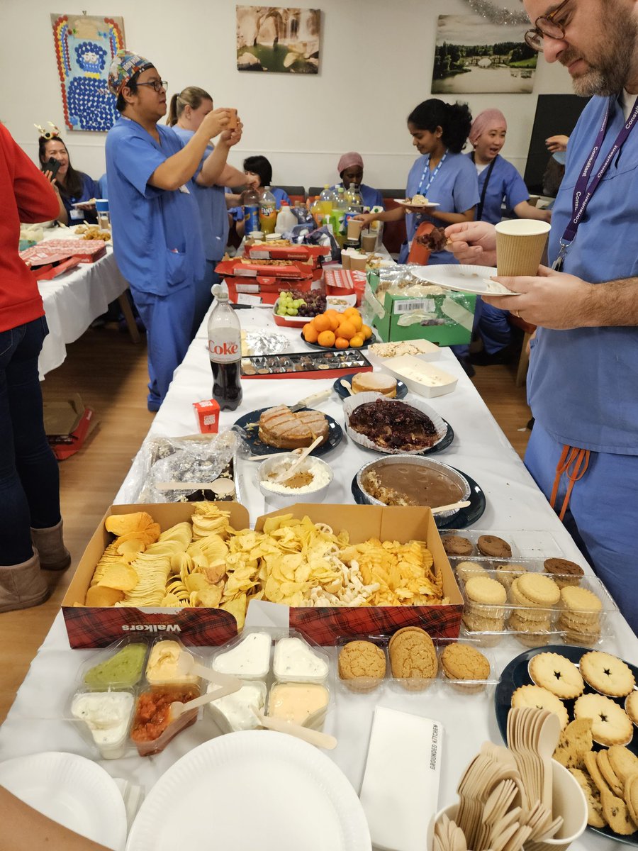 Christmas lunch with the amazing SuWOn Theatres teams. Santa arrived earlier at the CH JA day unit💫 Merry Christmas 🎅 🎄 @TheresaLowry11 @OxHospCharity @PaulaGardner64 @LambAlastair @mikesilva102 @mortensen_neil @MarkarSheraz & to all fab nurses & ODPs & HCSW. 🥳 'ONEOUH'!