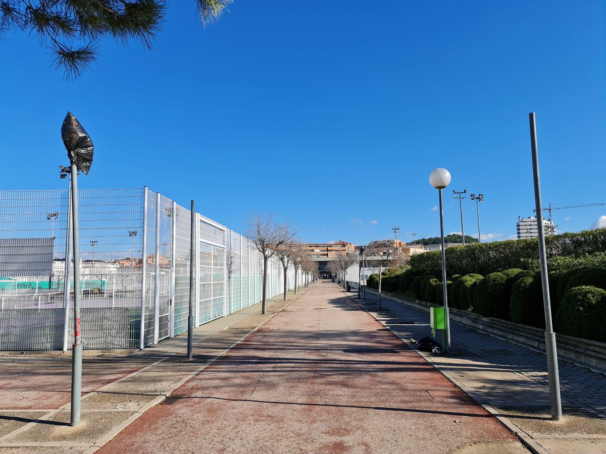 De esta calle principal del Polideportivo Príncipe Felipe tiene 20 farolas, de las cuales sólo hay 4 operativas, y de ellas sólo una LED. El gobierno del señor <a href="/GuillermoHita/">Guillermo Hita Téllez</a> no lo enmendo, y ahora usted al cargo del <a href="/Arganda_Ayto/">Arganda del Rey</a> seguimos con la misma lentitud de meses y años