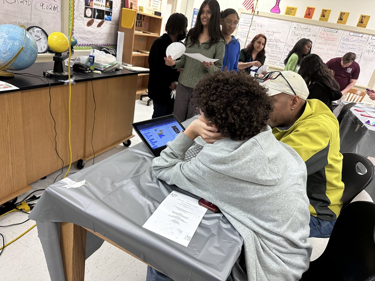 It was pretty 🆒 to 👀 our @GirlsWhoCode members flourish from some of them never coding before to leading their very own coding challenge during #STEAM Family Night @BCMAR_HISD. One of our girls said she was ready to tackle #python! 🥳💪🏾 #Proud 🥹🥰 #HISDTechInnovators