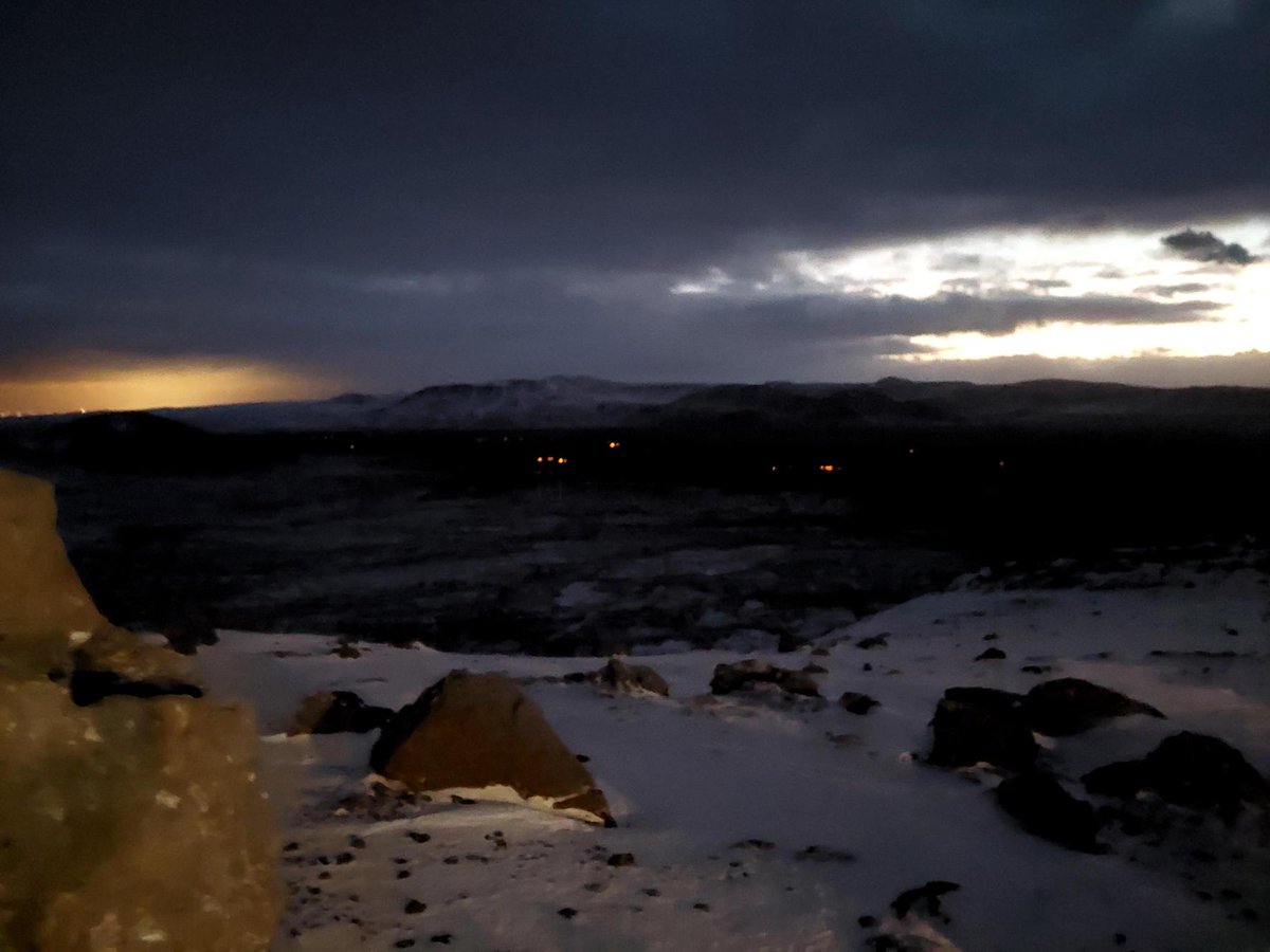 Scientists who flew over the eruption site this morning confirm that no eruptive activity is visible and that lava flow from the craters seems to have ceased. Glowing is still visible in the lava field, possibly within closed channels.