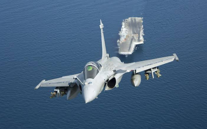 -#France Submits Bid For Govt-To-Govt Deal For 26 Marine #Rafales 
-Estim At Rs 50 Thousand Cr
-22 single-seat jets
-4 twin-seat trainers
-along with weapons, simulator, spares, crew training&logistics support
-Rafale aircraft being acquired for the aircraft carriers #INSVikrant