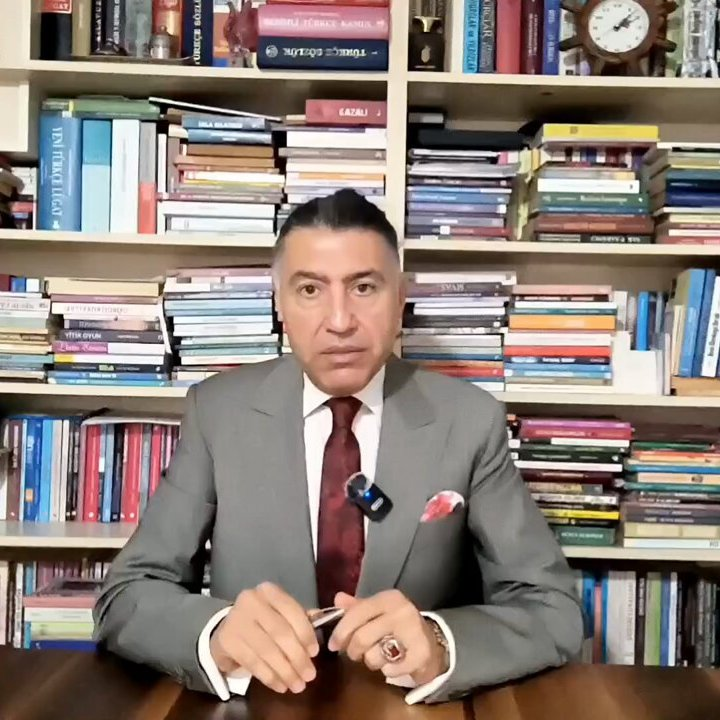 📌KHK'lı TRT radyo spikeri Sırrı Er, 'cumhurbaşkanına hakaret'ten tutuklama talebiyle sulh ceza hakimliğine sevk edildi.

📍Sırrı Er, KHK'lıların sorunlarını gündeme taşımak için röportajlar yapıp kişisel X hesabından yayınlamaya başlamıştı.