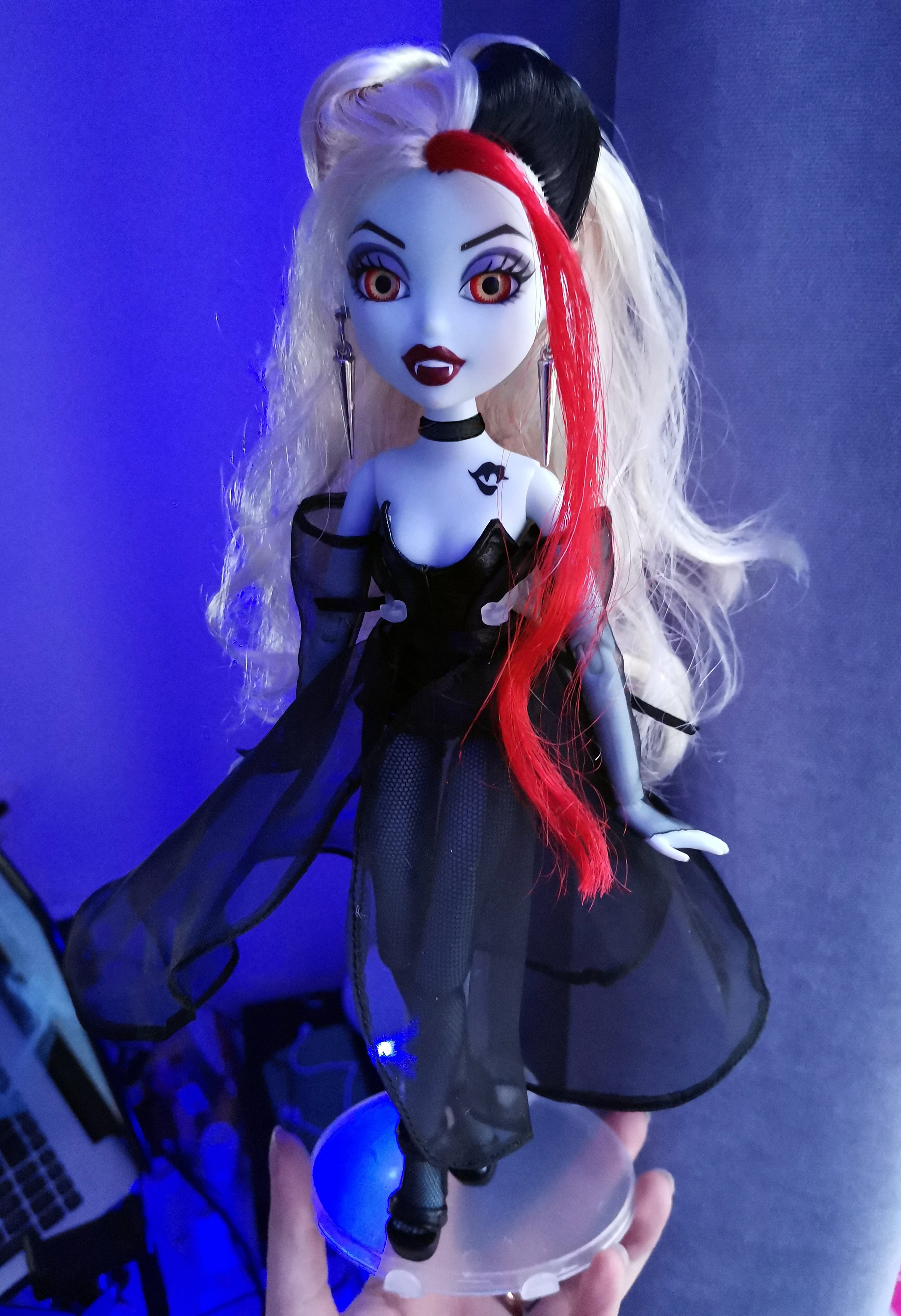 Yun🍡 on X: I finished making the outfit for Vampelina 🖤 Ever since I saw  restyles made by @enigmadollz I fell in love with Vampelina and Bratzillaz  in general🤡 So happy I