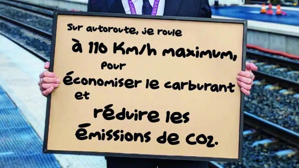En Auvergne–Rhône-Alpes, les conducteurs des véhicules de service du @GroupeSNCF limitent leur vitesse à 110 km/h sur autoroute pour les déplacements non-urgents. 🛣️ Une initiative vertueuse à découvrir dans l’#ADEMEMagazine 👉infos.ademe.fr/magazine-decem…