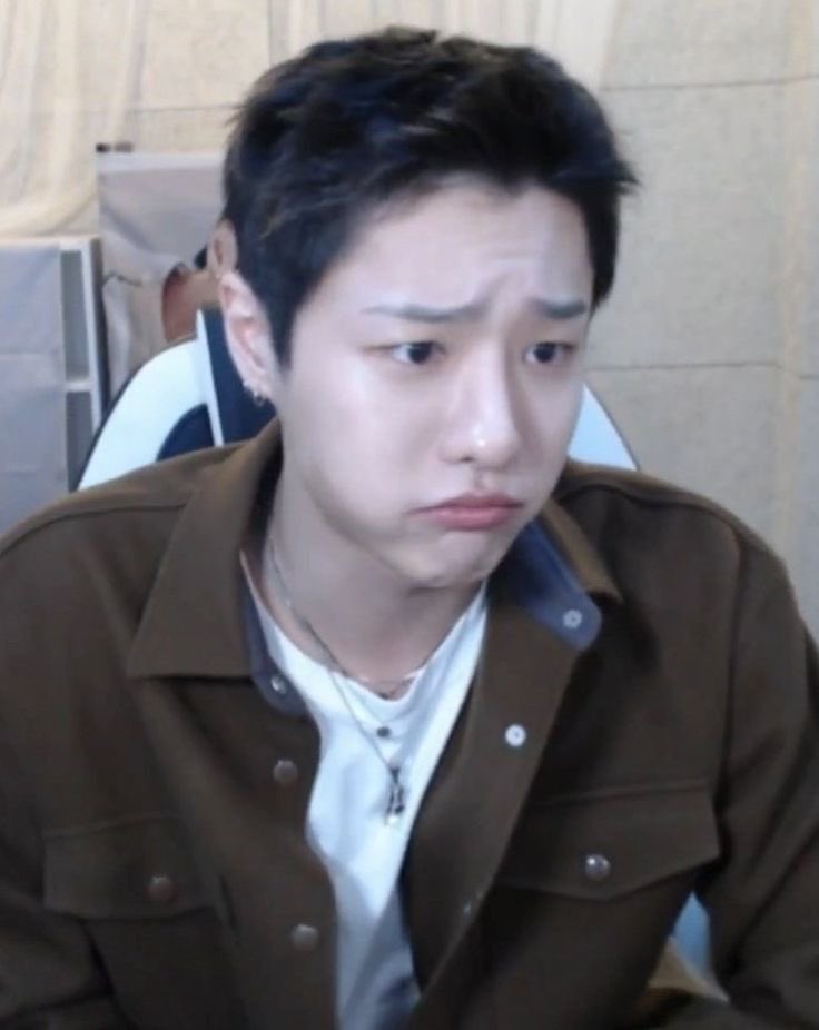 woodzumarryme's tweet photo. 남자 눈썹 누가 끌어당기고 있는거아냐 ? https://t.co/eh9gAffsDs