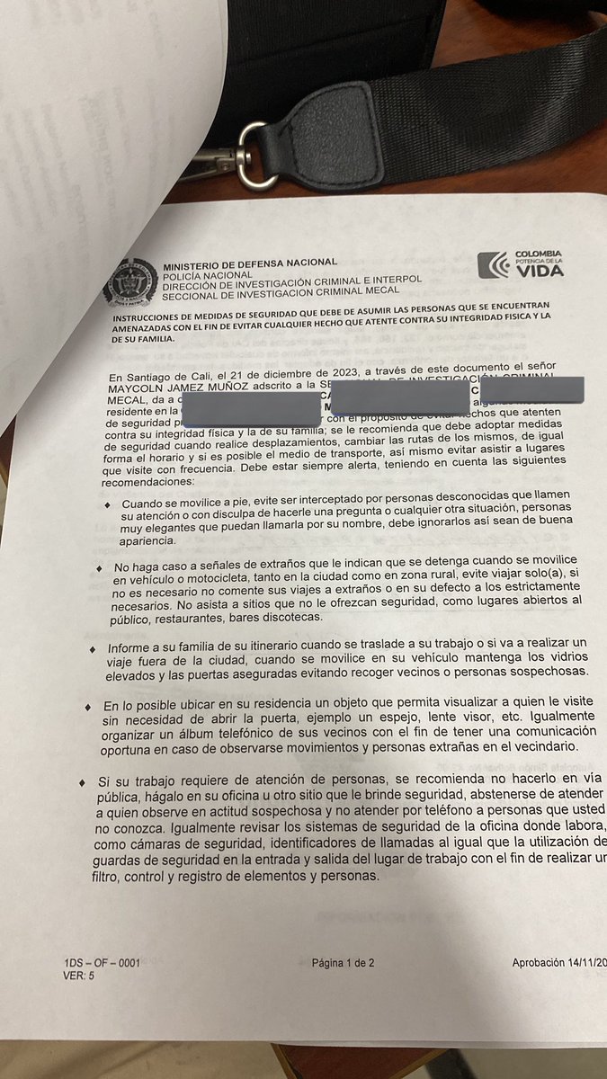 soycamilochara's tweet image. Increíble me toman la denuncia en instalaciones de SIJIN y culminamos la diligencia, me dicen hasta luego, quedo a merced de mis verdugos con medidas de auto protección . 

Acabo de solicitar que me acompañen a mi casa, la respuesta “vamos a ver ” @petrogustavo @DefensoriaCol