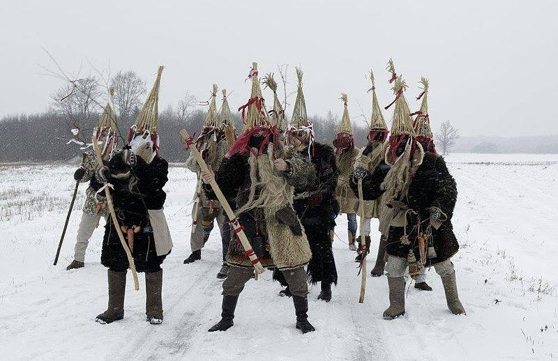 To celebrate the winter solstice, Latvians disguise as animals, gypsies, or devils, and go house to house singing & dancing. This brings luck & chases away evil spirits.
More importantly, you get to look absolutely awesome. (Photo via Spekozols) #FolkloreThursday