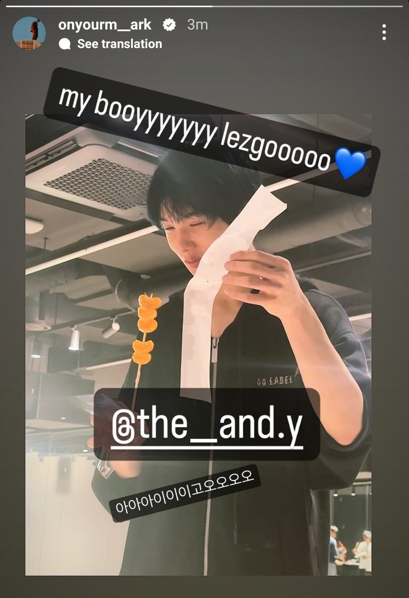 jisunqpawrk's tweet photo. 🐯 baby tanghulu~ baby~ baby eat tanghulu~

forever mark's baby😭 also turns out twas jisung's first tanghulu🥹 https://t.co/p7yBV27BTY