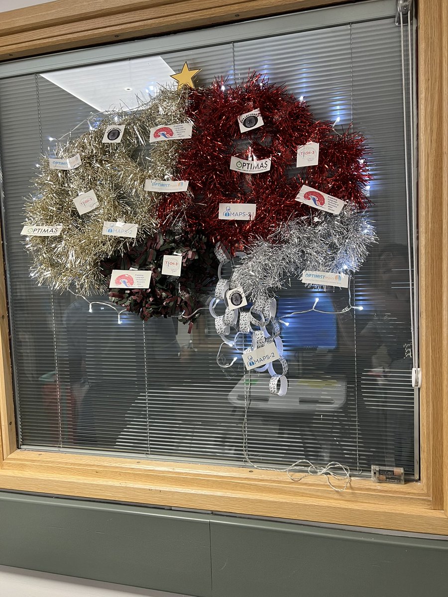 So the winning Xmas window went to the stroke research team! 👏🏻👏🏻👏🏻 @rjevans69 @RWTResearch @ukstrokenursing and a great way to showcase our research portfolio!