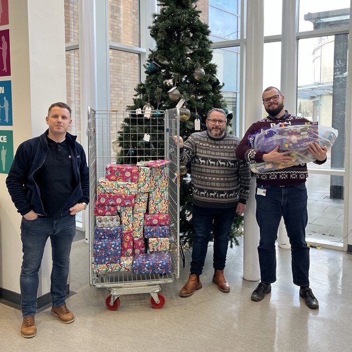 🎁Huge thanks to Matt and his wonderful colleagues @WeAreOpenreach for this fabulous delivery of gifts for boys and girls @nnuhjlch as well as lots of chocolate to keep everyone cheered up. Merry Christmas to you all🎄