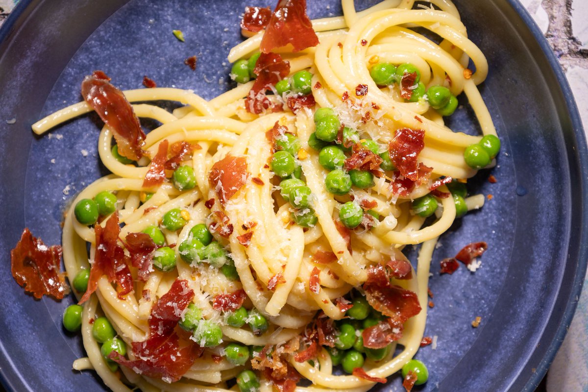 When my Nonno Dino arrived in Capri, he always made pasta with olive oil and garlic - which translates to aglio e olio! I dressed it up in my spin on the dish with one of my favorite flavor combos: peas and prosciutto. ow.ly/wxyJ50QjRIH