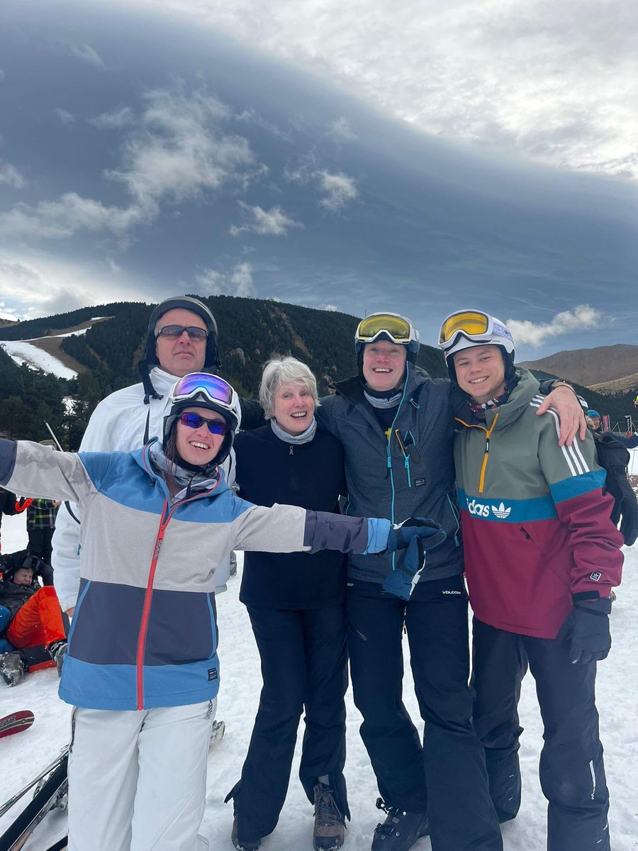 We made it!! Presenting the Ranelagh Ski 2023 graduates!! #ski23 #downsafely 🏔️ ⛷️ 🏆