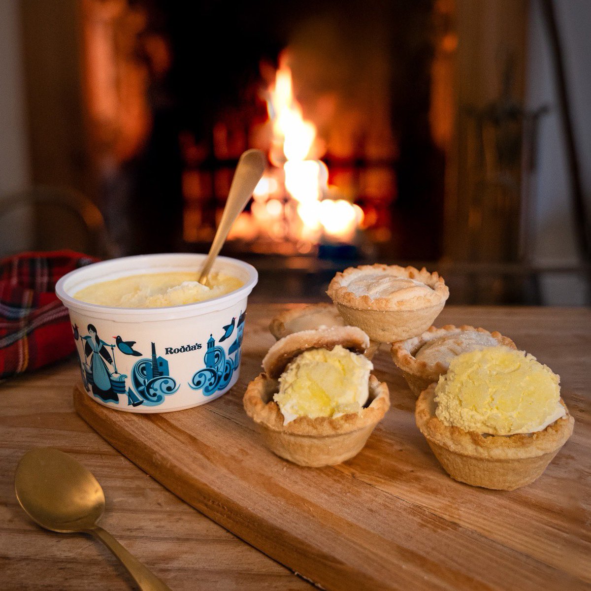 Making your mince pies magical since 1890 with Rodda’s Cornish clotted cream. #Christmas #FestiveRecipes #Roddas #ClottedCream