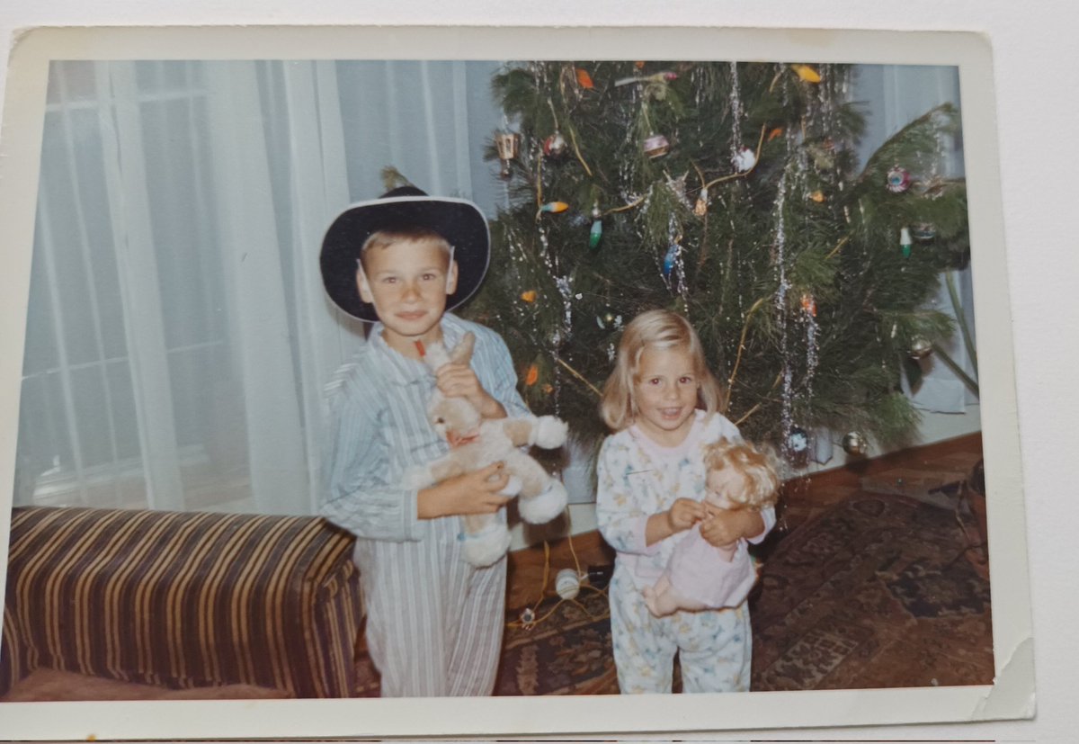 Dianesleben's tweet image. #TrowBackThursday
Heiligabend 1965 in Australien.
Mein großer Bruder🖤 und ich.
Da lag mein Vater schon 2 Monate im Krankenhaus und sollte nicht mehr Heim kommen🖤