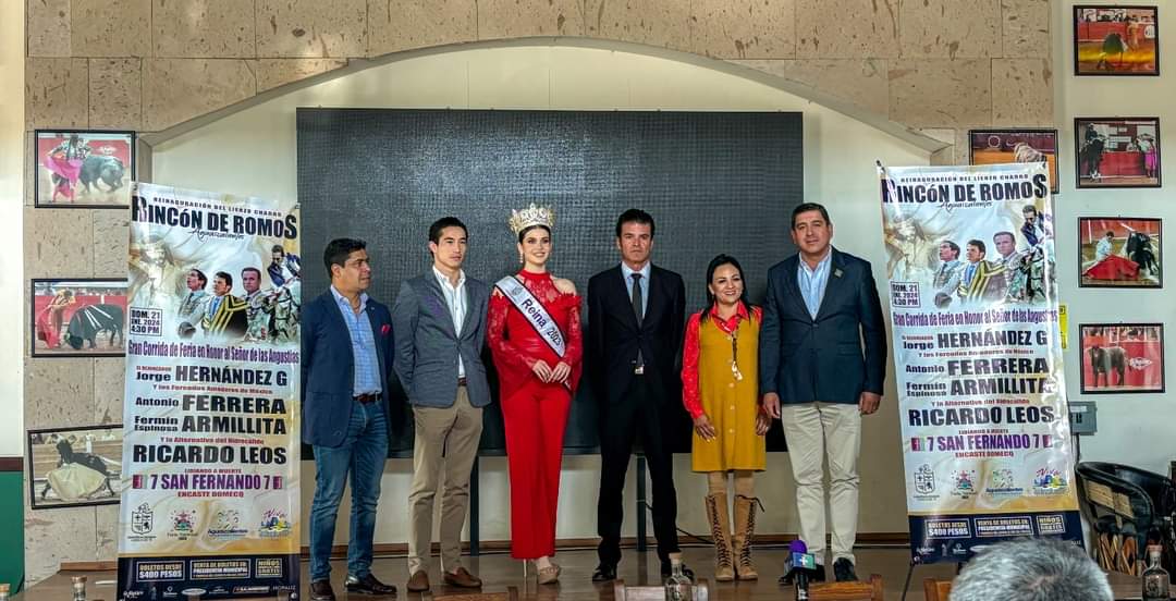 Aguascalientes's tweet photo. La Secretaria de Turismodel Estado, Gloria María Romo Cuesta, en compañía de distinguidos miembros del Gabinete de Gobierno, se unió a la gobernadora Tere Jiménez en la ceremonia de inauguración de Villa Navidad.
#SecTurAgs
#ElGiganteDeMexico
#villanavidad2023 https://t.co/9mQNkmqVYm