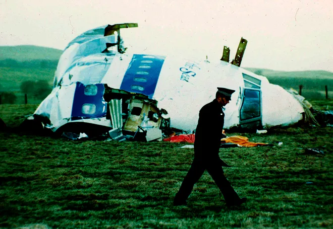 #OnThisDay in 1988, Pan Am Flight 103 exploded over #Lockerbie, Scotland, killing all 259 people on board & 11 on ground. A bomb inside a cassette player detonated mid-air. #PanAm103 #LockerbieBombing

Image: A police officer walks by the nose of Pan Am flight 103